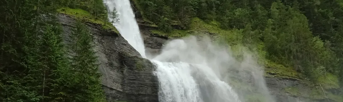 Cascade du Rouget, 90 mètres de haut, Alpes