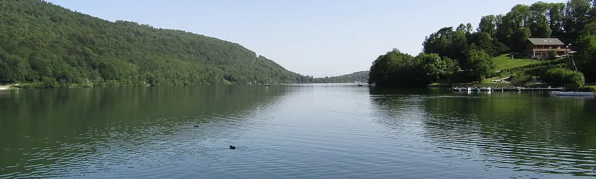 Grand lac de Laffrey et montagnes