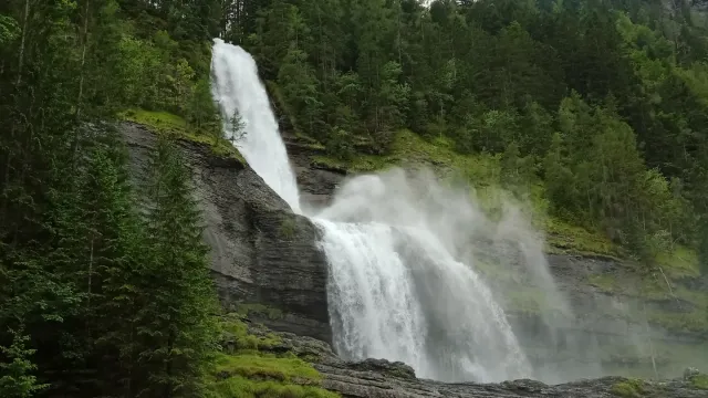 Cascade du Rouget, 90 mètres de haut, Alpes