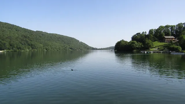 Grand lac de Laffrey et montagnes